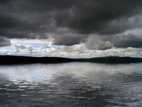 Nuvens de tempestade sobre a água — Fotografia de Stock