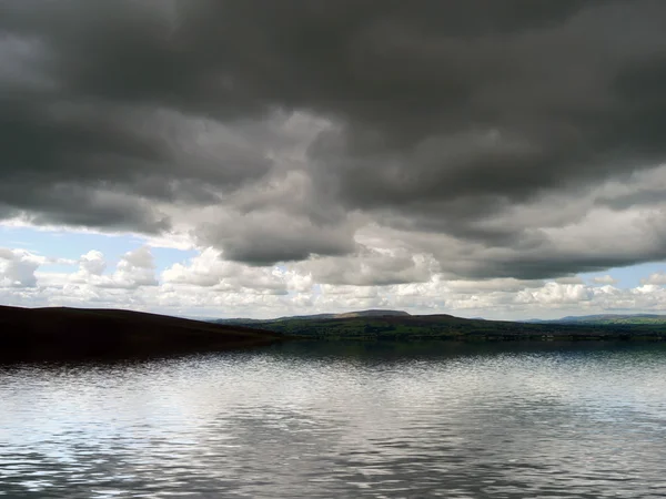 Nastrojowy chmury nad wodą — Zdjęcie stockowe