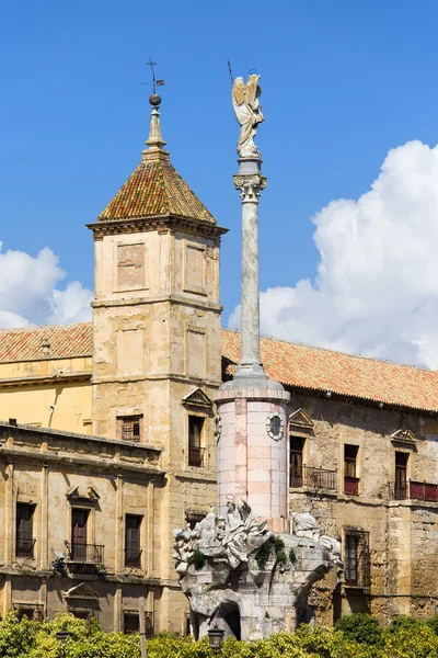 Triumph des Heiligen rafael und Palacio Episcopal — Stockfoto