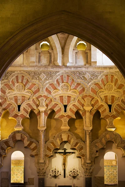 Исламская архитектура интерьера Мезкиты — стоковое фото