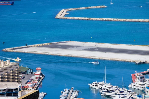 ジブラルタルの湾、空港の滑走路 — ストック写真