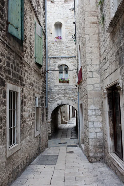 Узкая улица в Старом городе Сплита — стоковое фото