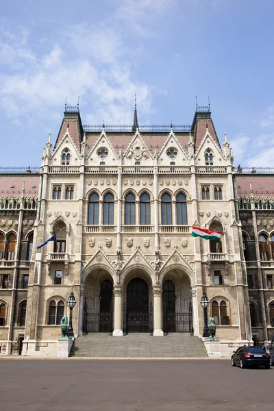 Entrance to the Parliament in Budapest — Stock Photo, Image