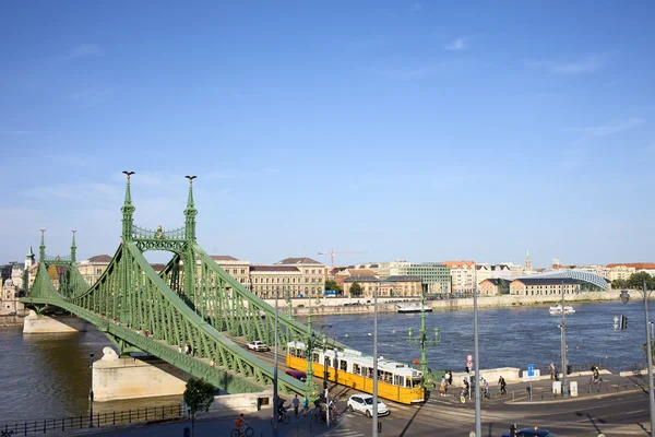 Boedapest stadsgezicht en vrijheid brug — Stockfoto