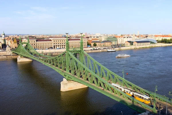 Brug en Boedapest de skyline van Liberty — Stockfoto