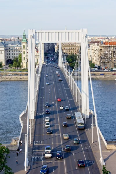 Traffico di Budapest sul ponte Elizabeth — Foto Stock