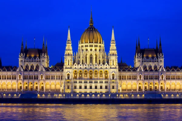 Boedapest Parlement bij avond — Stockfoto