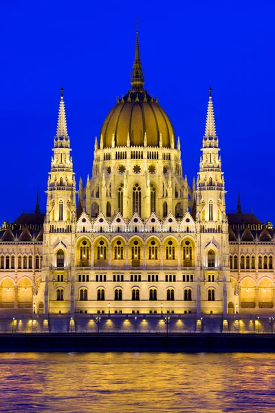 Boedapest Parlement bij avondschemering — Stockfoto