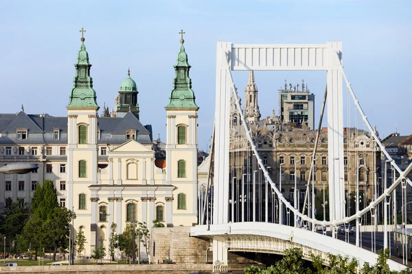 Farní kostel a elizabeth most v Budapešti — Stock fotografie