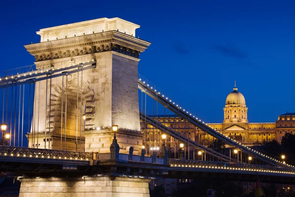 Ponte Chain e Castelo de Buda à noite em Budapeste — Fotografia de Stock
