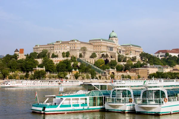 Kasteel Buda en boten op de rivier Donau — Stockfoto