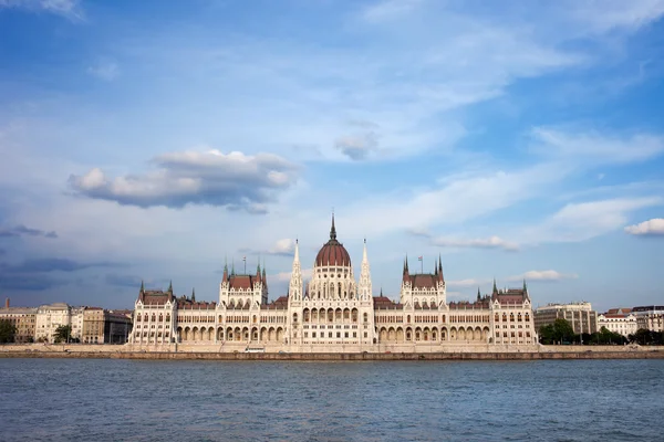 Edifício do Parlamento húngaro em Budapeste — Fotografia de Stock