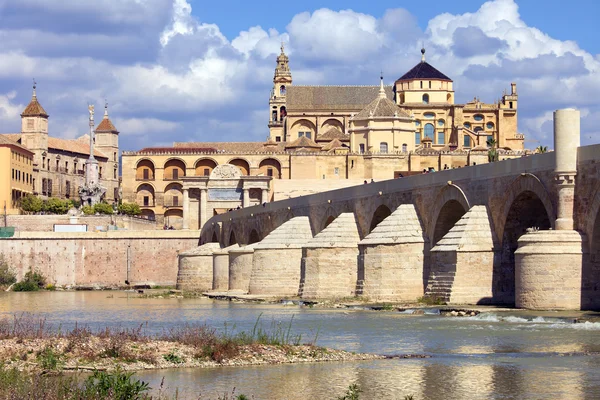 Mezquita a římský most v Córdobě — Stock fotografie