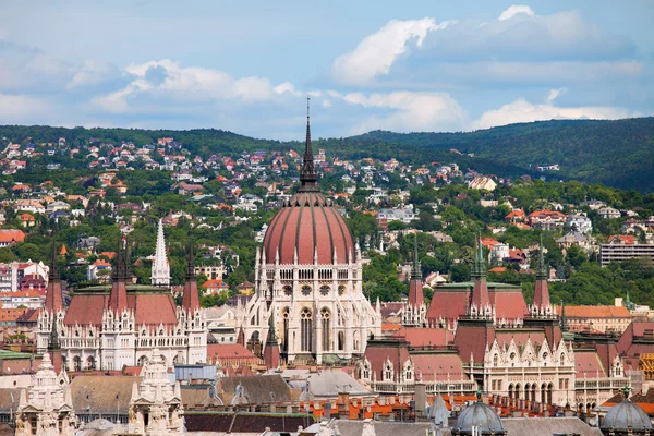 国会大厦在布达佩斯的屋顶 — 图库照片