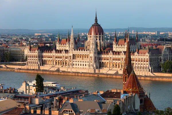 सनसेट येथे बुडापेस्टमध्ये संसदेची इमारत विना-रॉयल्टी स्टॉक फोटो