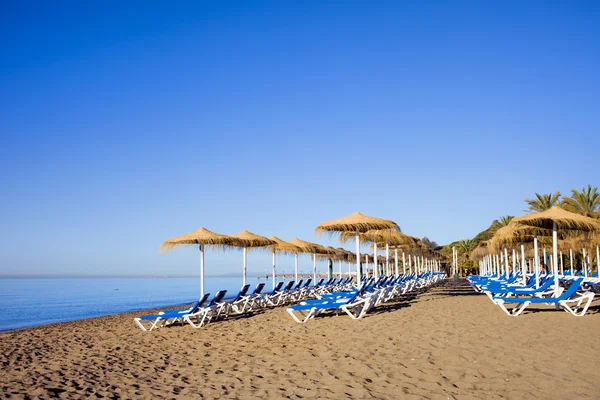 Espreguiçadeiras em uma praia em Marbella — Fotografia de Stock