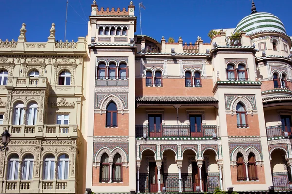 Traditionele huizen van appartement in Sevilla — Stockfoto