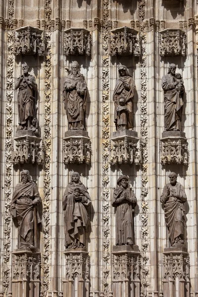 Beelden van heiligen in Sevilla kathedraal gevel — Stockfoto