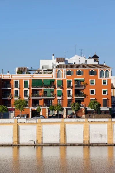 Seville evi nehir manzarası — Stok fotoğraf