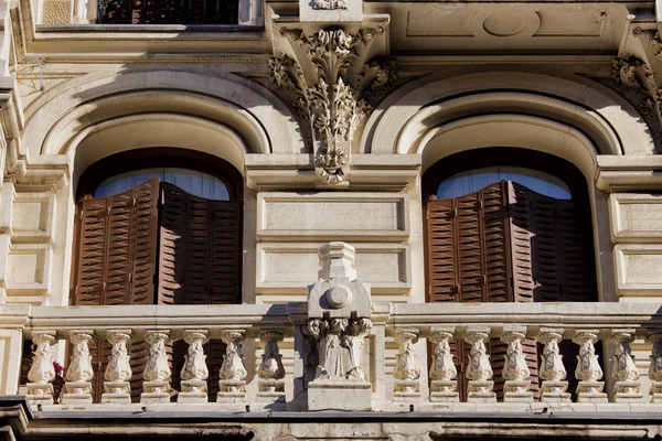 Detalles del antiguo edificio de apartamentos en Madrid — Foto de Stock