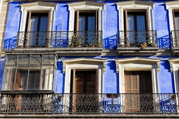 Historische Wohnhaus blaue Fassade — Stockfoto