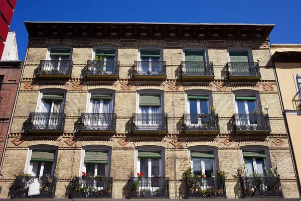 Stare fasady kamienicy w Madrycie — Zdjęcie stockowe