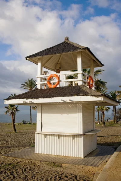 Badmeester toren op een strand in marbella — Stockfoto