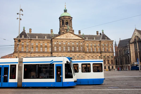 Královský palác a tramvaje v Amsterdamu — Stock fotografie