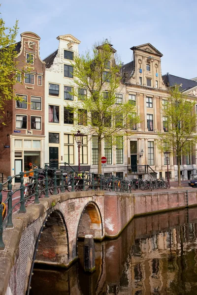 Herengracht Canal Taloja Amsterdamissa — kuvapankkivalokuva