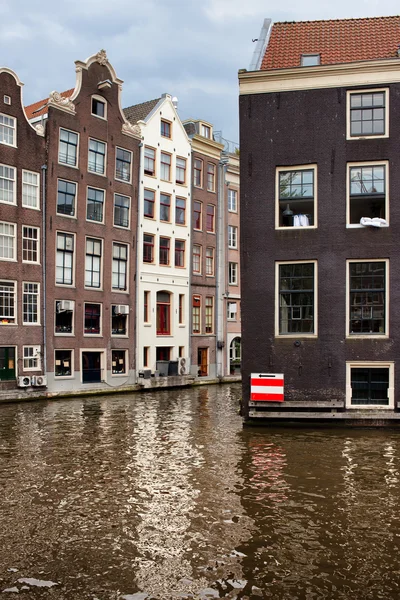 Budynki kanałem w Amsterdamie — Zdjęcie stockowe