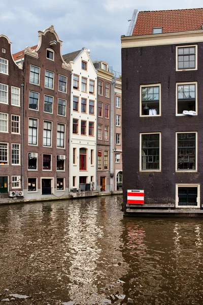 Edificios del Canal en Amsterdam — Foto de Stock