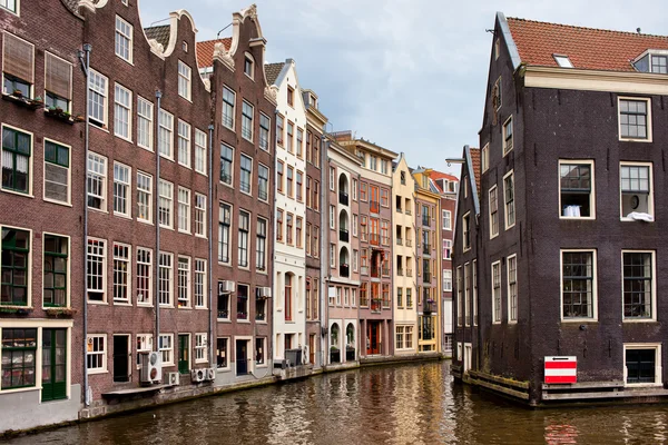 Case sul canale di Amsterdam — Foto Stock