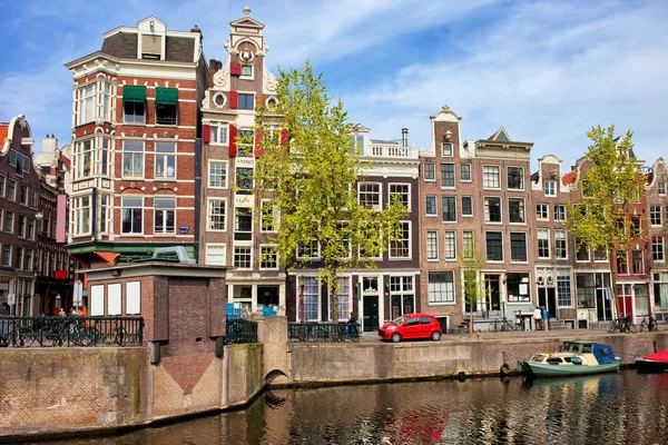 Amsterdam'da Hollanda kanal evleri — Stok fotoğraf