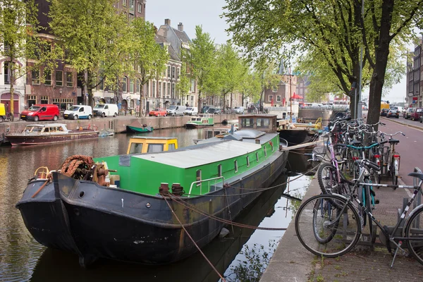 Geldersekade kanaal in amsterdam — Stockfoto