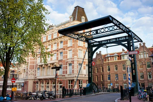 Staalstraat Bridge on Kloveniersburgwal Canal in Amsterdam — Stock Photo, Image