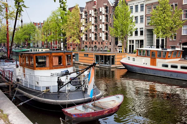 Канал Brouwersgracht в Амстердаме — стоковое фото