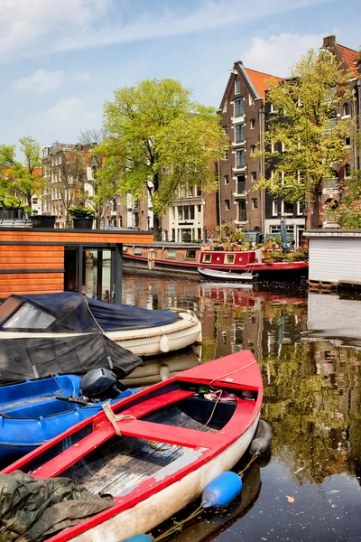 Lodě na kanálu v Amsterdamu — Stock fotografie
