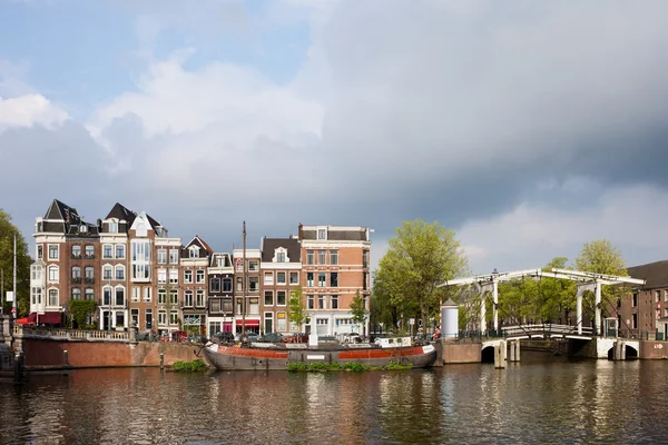 Holländska hus vid floden amstel i amsterdam — Stockfoto