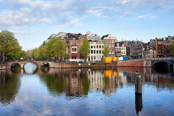 Rzeki Amstel, w mieście amsterdam — Zdjęcie stockowe