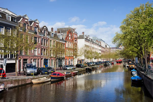 Barcos en el canal de Amsterdam —  Fotos de Stock