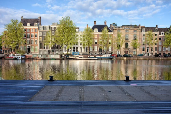 Río Amstel en la ciudad de Amsterdam — Foto de Stock