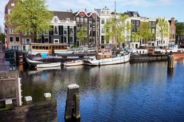 Ciudad de Amsterdam Vista al río — Foto de Stock