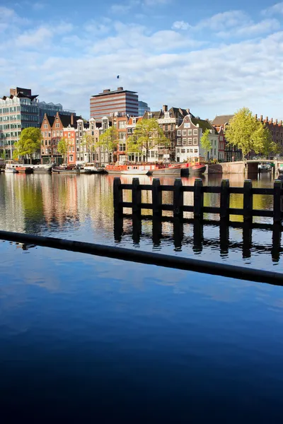 Widok na rzekę Amsterdam — Zdjęcie stockowe