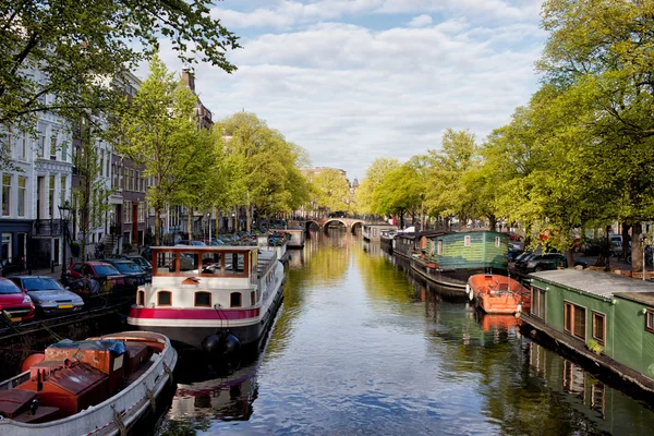 Lodě na amsterdamském kanále — Stock fotografie