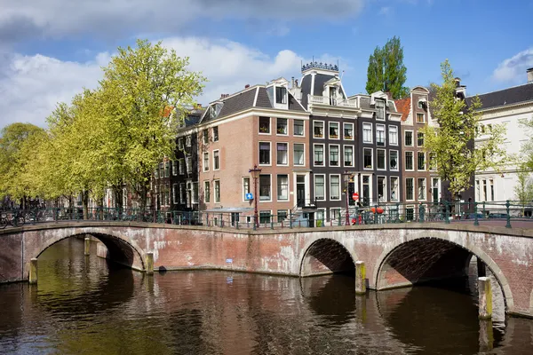 Casas de canal en Amsterdam — Foto de Stock