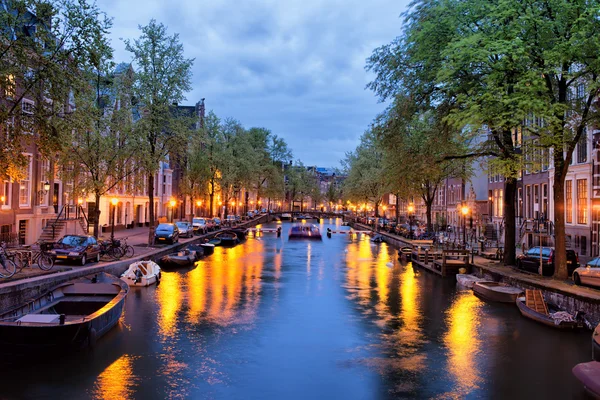 Canal en Amsterdam al anochecer — Foto de Stock