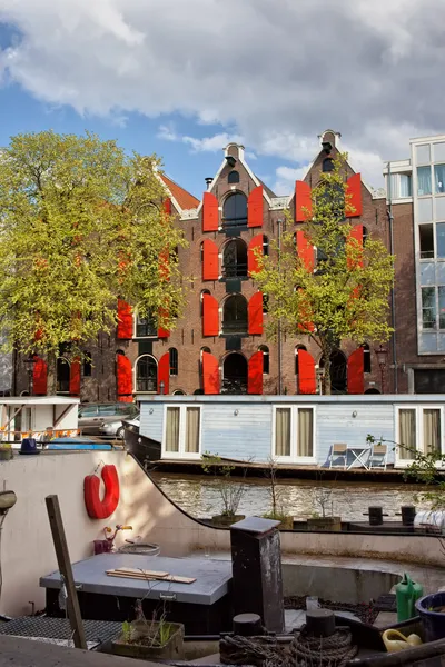 Canal en la ciudad de Amsterdam — Foto de Stock