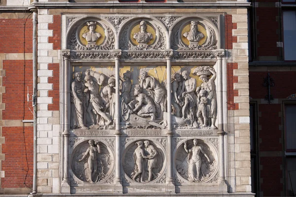 Reliéfy na amsterdamské hlavní nádraží — Stock fotografie