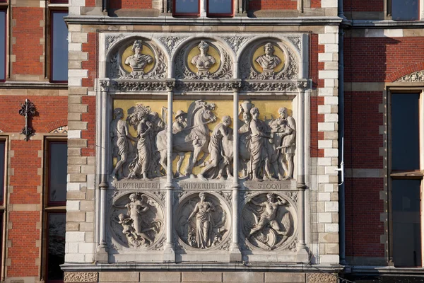 Reliefer på amsterdam centralstationen — Stockfoto