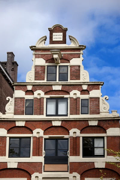 Amsterdam house krok dwuspadowy — Zdjęcie stockowe